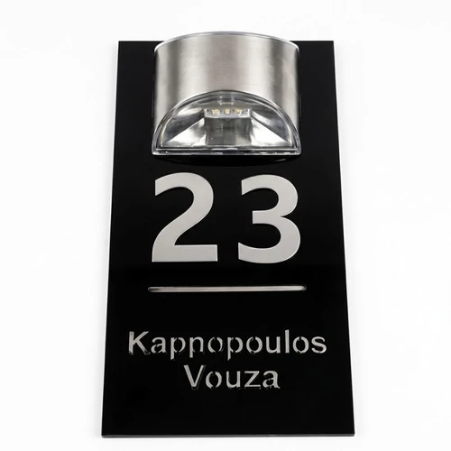 Személyre szabható napelemes házszámtábla arany felirattal QK13033675-S